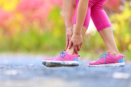 Mujer con dolor de tobillo