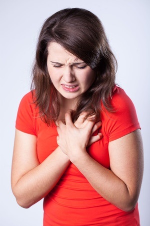 Frau mit Schmerzen in der Brust